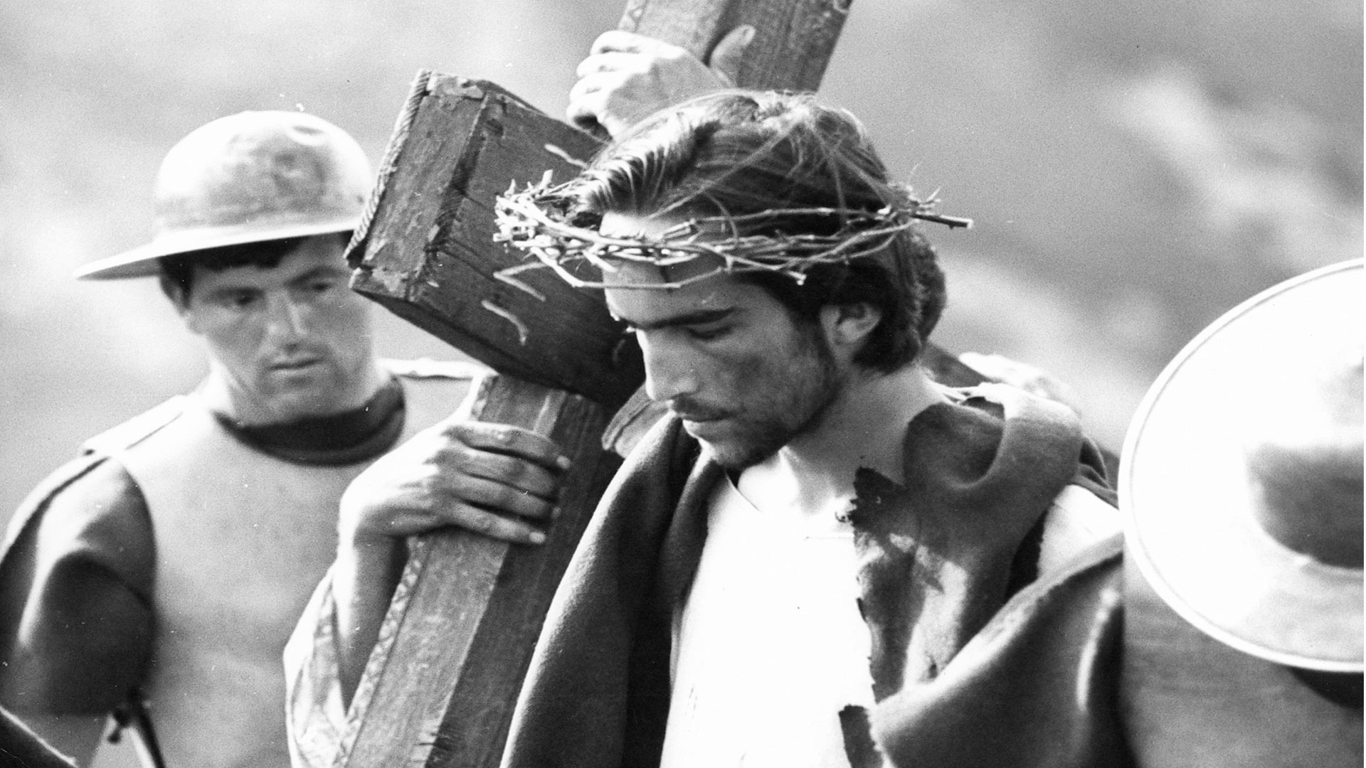 بازیگر در حال کشیدن صلیب در فیلم انجیل به روایت متی